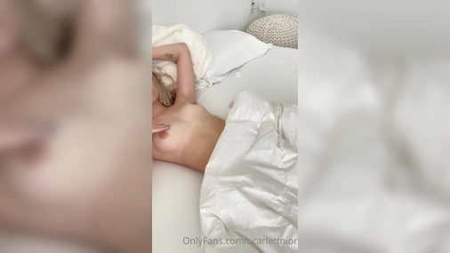 scarlettnior Masturbates In The Bed With Toys