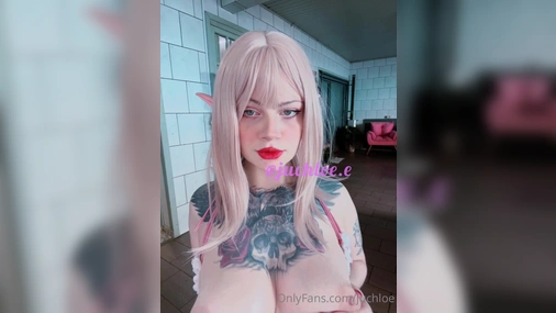 Juchloe Masturbates