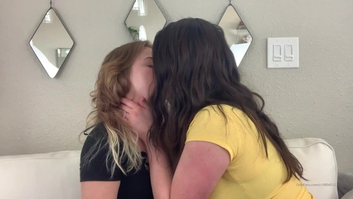 Alyxstar Lesbian Kiss