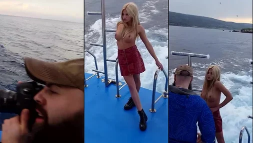 Natalee Oben ohne auf dem Boot