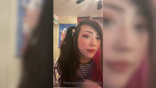 Heyeunhae Strips On Cam