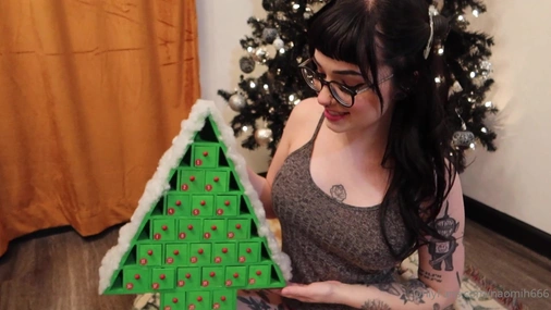 Naomih666 Masturbates Under The Christmas Tree