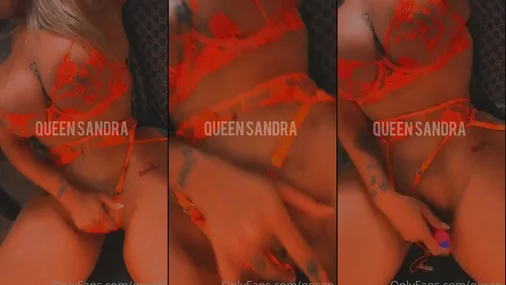 Queen Sandra Masturbiert in sexy Dessous