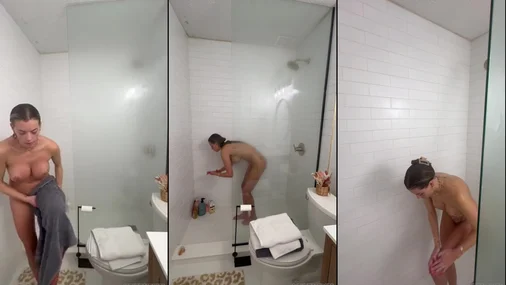 Getnzked Unter der Dusche