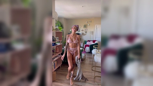 Behind The Scenes With Molly Dixx