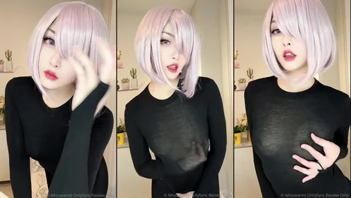 MissWarmJ Mit Brustwarzen spielen im Cosplay