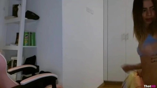 Twitch Streamer Kimmikka Caught Sextape on Livestream