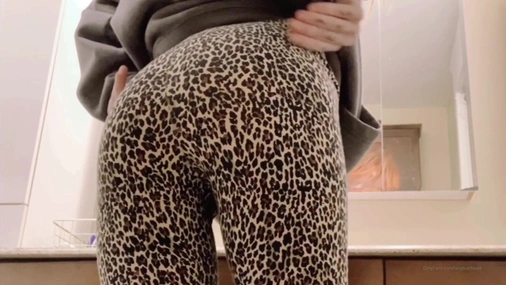 Lazybutthead Masturbates With Ass Close Up