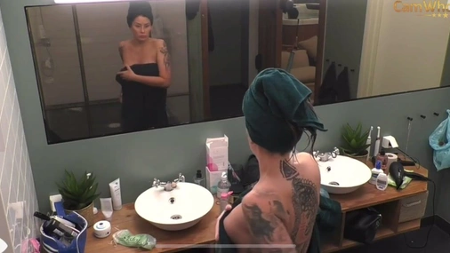 Tanja visar upp sina bröst i Big Brother Sverige del 2