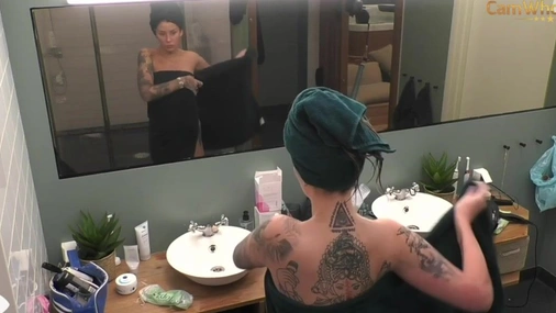 Tanja visar upp sina bröst i Big Brother Sverige del 2