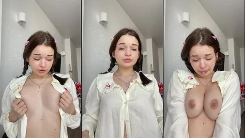 Petite Olya Närbild på bröst