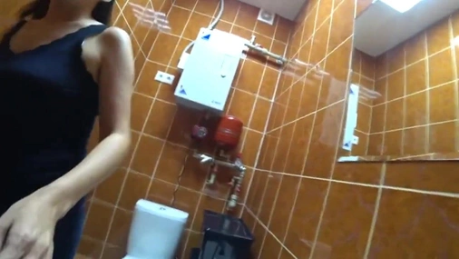 Deutscher Amateur-Teenie-Blowjob in der Personaltoilette