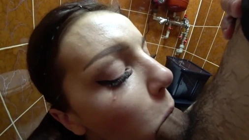 Deutscher Amateur-Teenie-Blowjob in der Personaltoilette