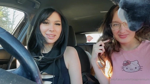 Rixiapremium Masturbating Pussy in car with Friend