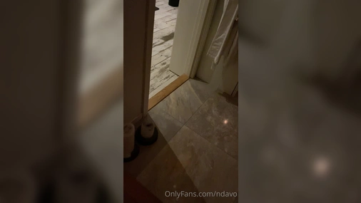 Ndavo ligger naken på golvet och går balls deep med snubbe