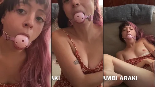 Mit Ballknebel Bambi Bluu – Spiel mit Sexspielzeug