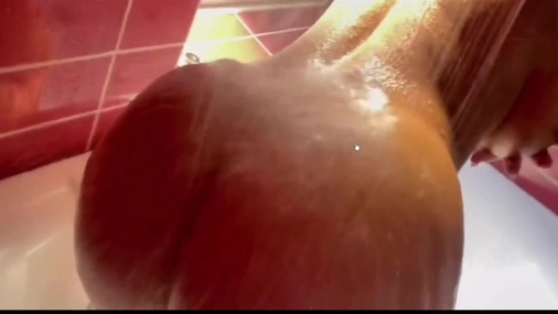 Denice Melinn twerking her big ass  & showers fully nude