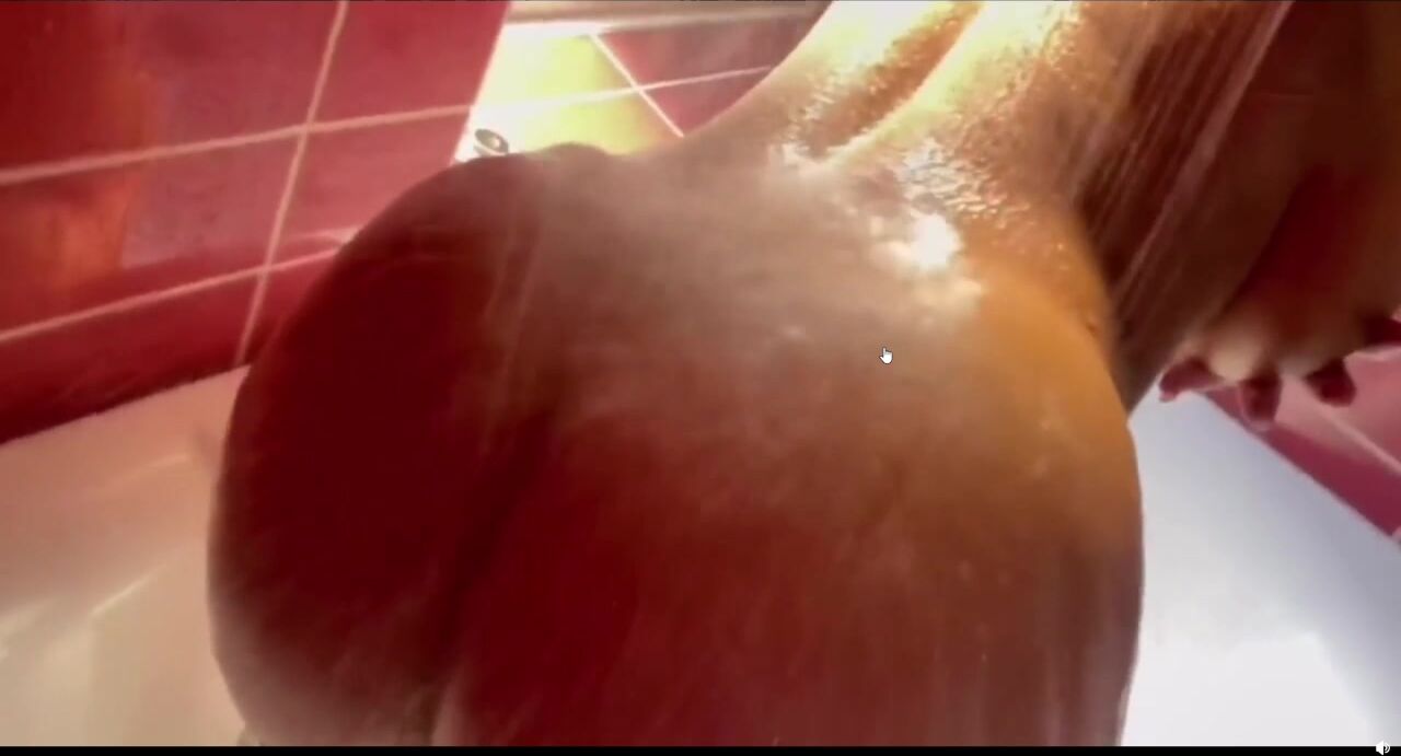 Denice Melinn twerking her big ass  & showers fully nude
