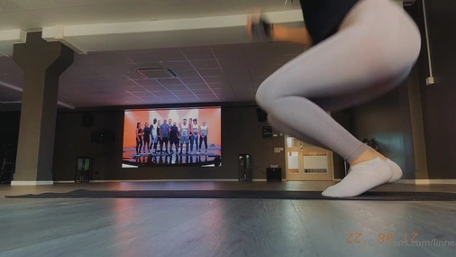 Linnynova swedish twitch streamer stretching in the gym