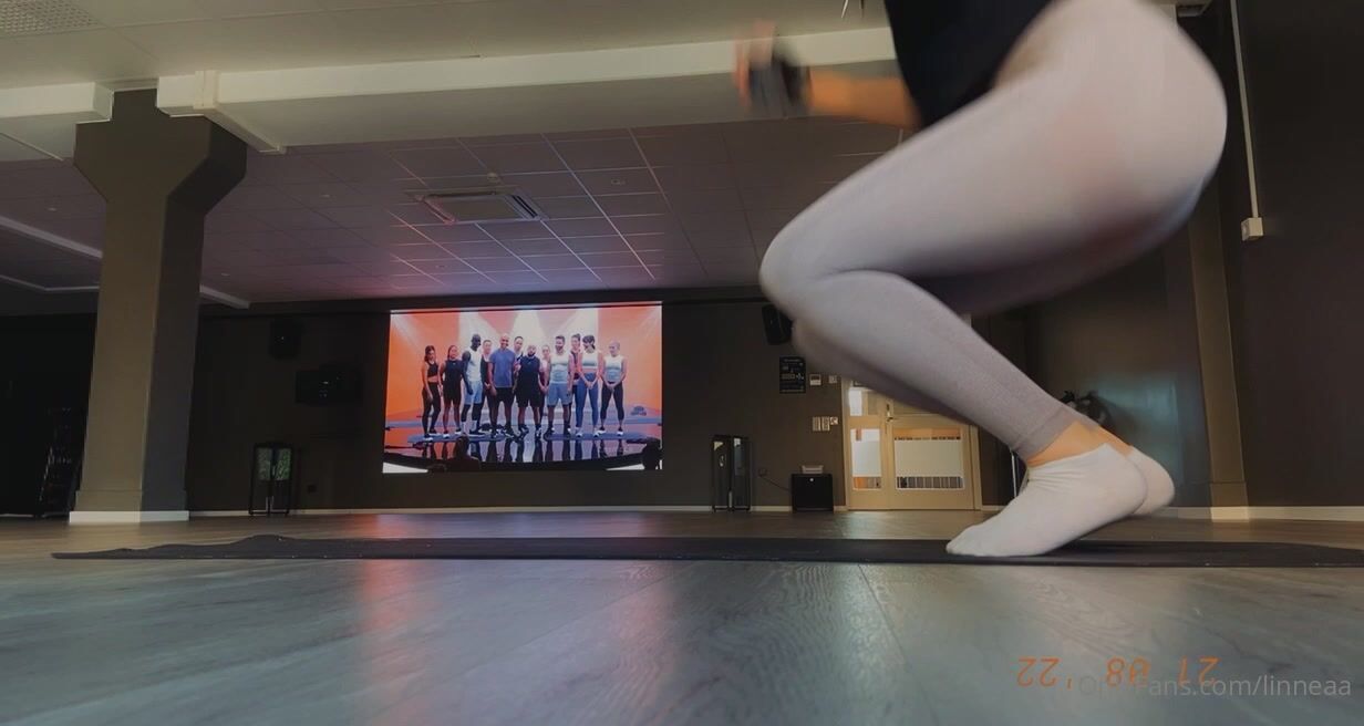 Linnynova swedish twitch streamer stretching in the gym
