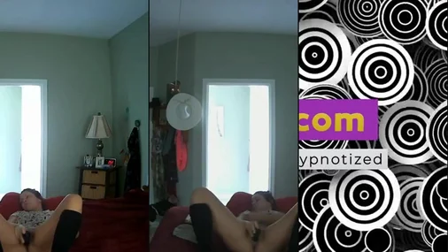 Brünette solo mit schwarzem Dildo