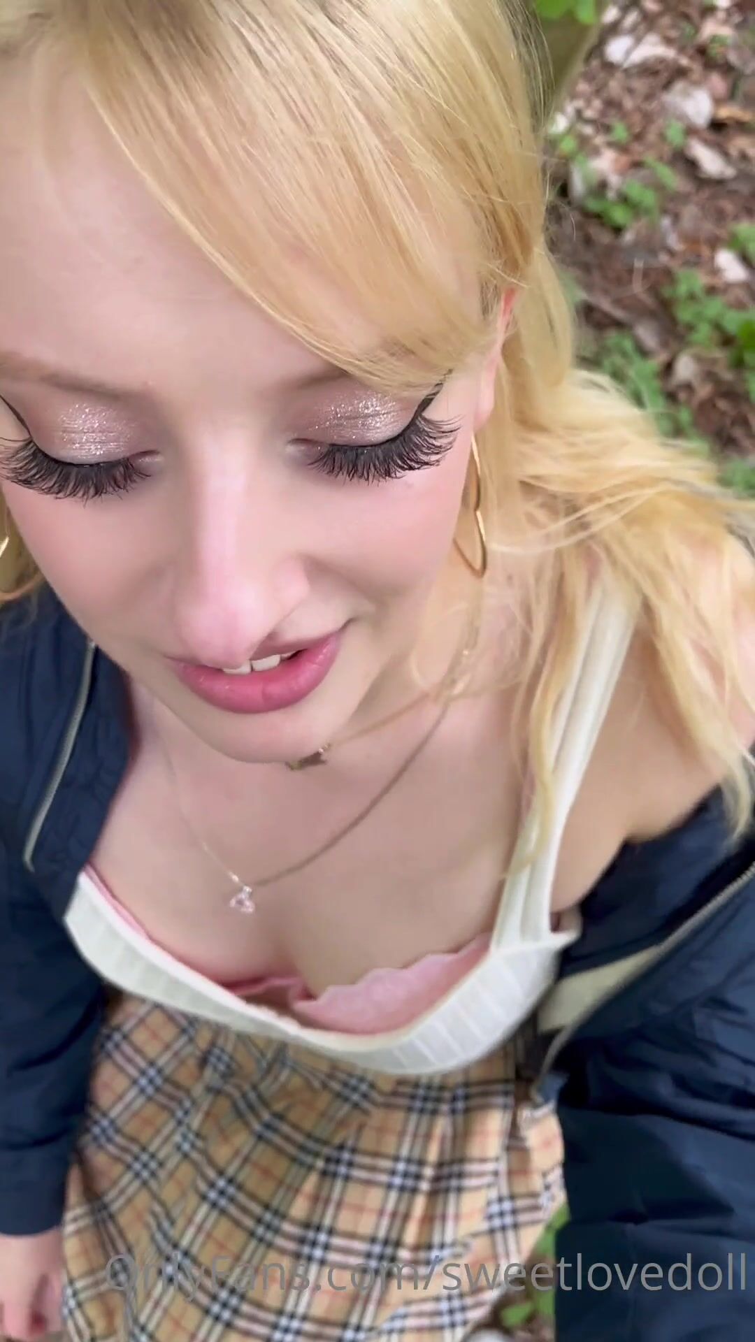 swedish girl Sweetsindyxx sucking dick in the forest and got cumshot in her face