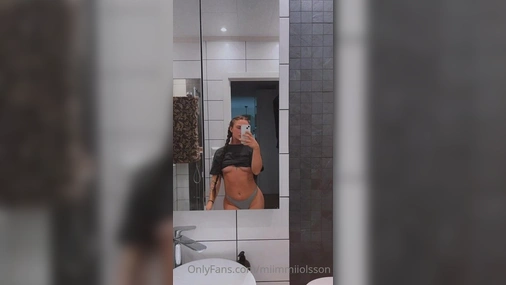 miimmiiolsson showing off her big legs in the mirror