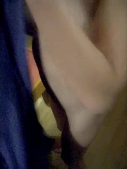 Melly bläst und gibt ihren Arsch frei, nachdem sie zum Orgasmus gefingert wurde