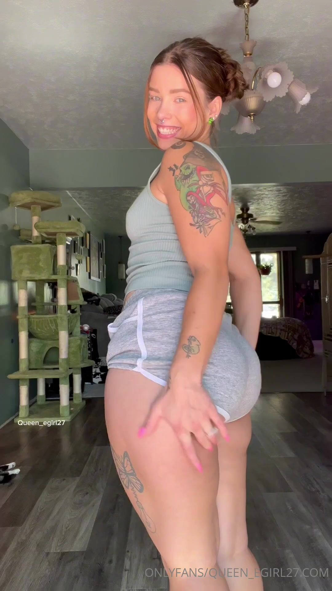 QUEEN_EGIRL27
