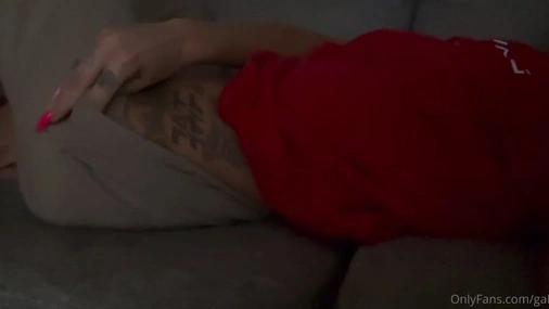 G4llr0s on a sofa