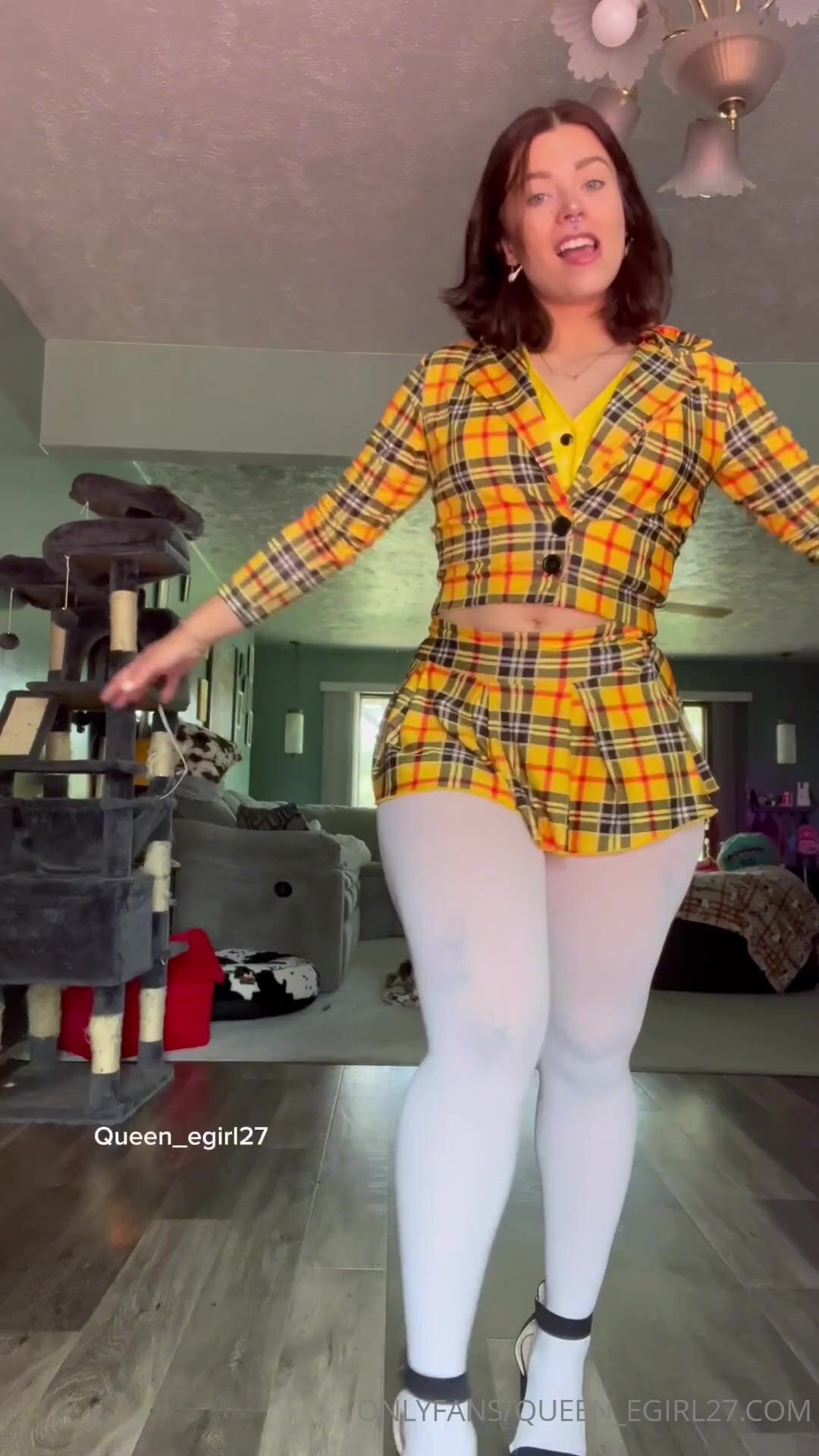 QUEEN_EGIRL27