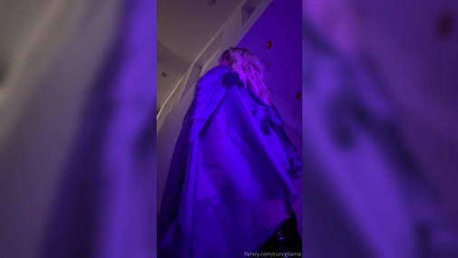 Streamer Curvyllama Showing Big Tits & Ass