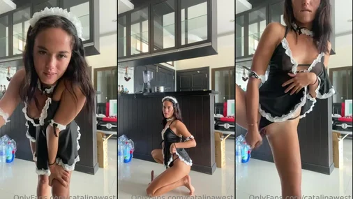 Catalina West Fickt ihre Muschi mit einem Dildo in einer Dienstmädchenuniform