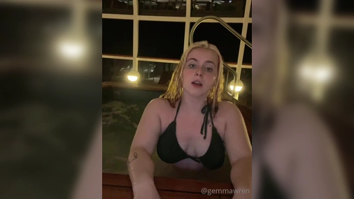 Gemmawren Masturbates In The Jacuzzi