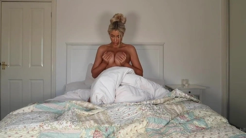 Rhiannon Fucks Pussy With Dildo In The Bed