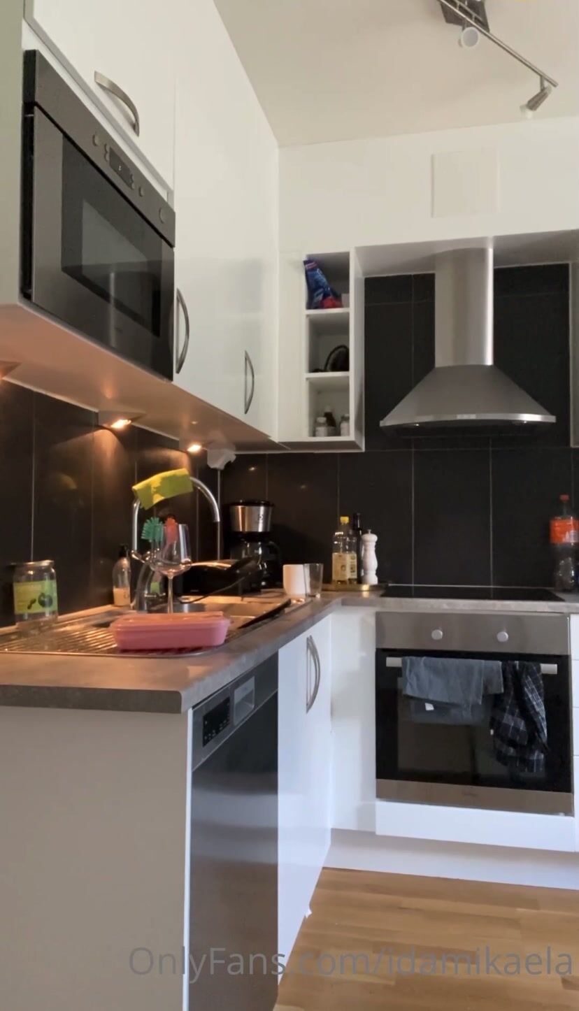 Id4mik43l4 sexy in kitchen