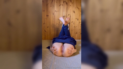 Deilig blåruss viser hullene sine