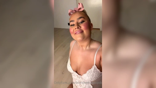 norway milf bblondiemakeupdoll fingering herself