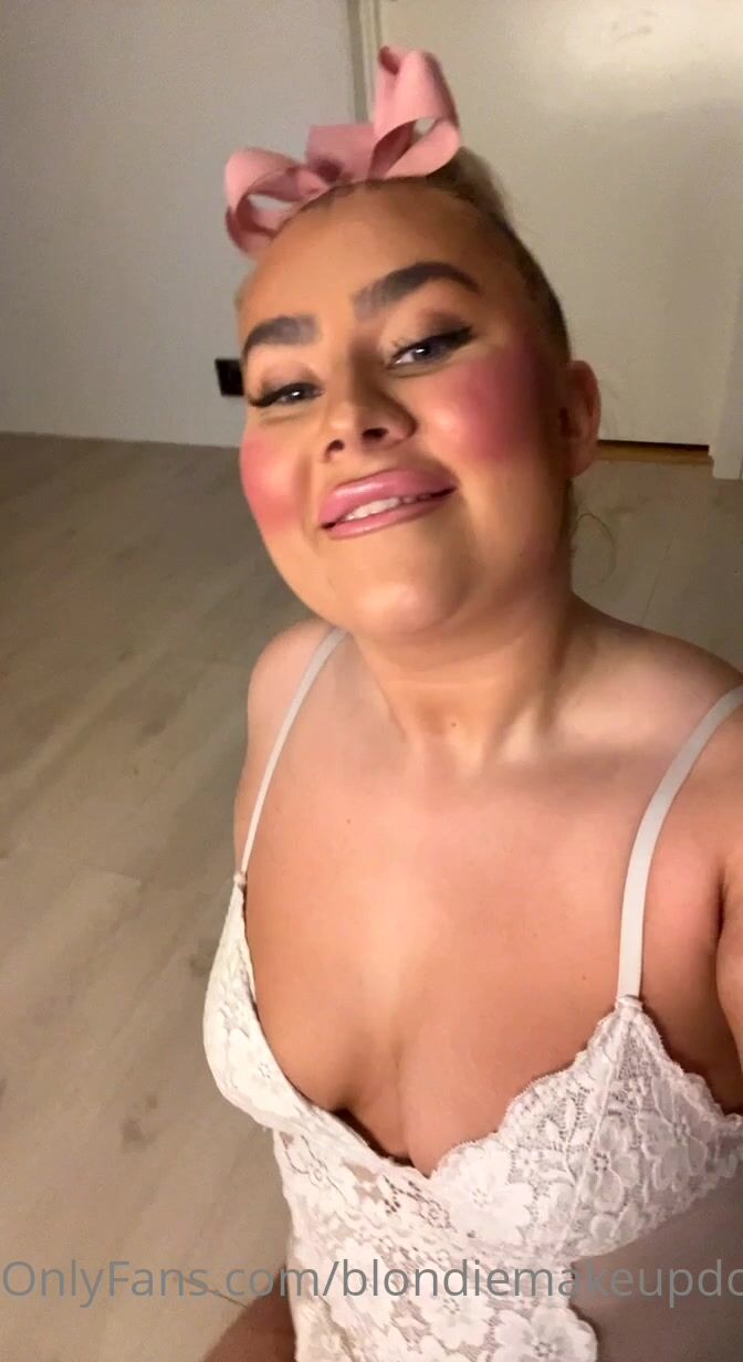 norway milf bblondiemakeupdoll fingering herself