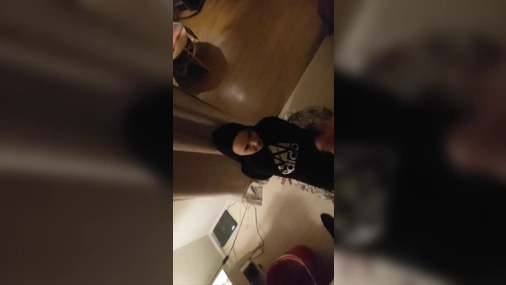 Söt brud i hoddie