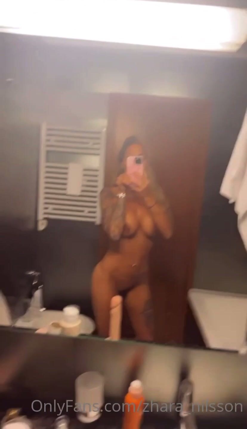 Zh4r4_Nilss0n with dildo & squirt