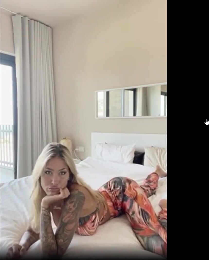 Swedish Zhara N1lss0n dildo in bed