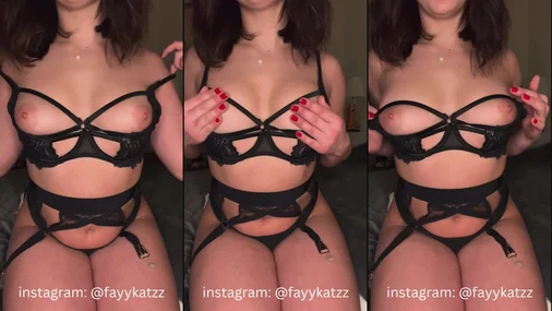 Sexy Ehefrau in schwarzer Dessous – Brustspiele