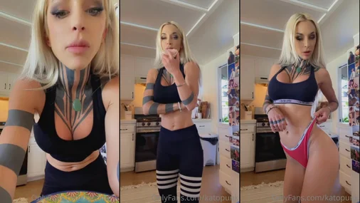 Blondine Katopunk zieht sich aus