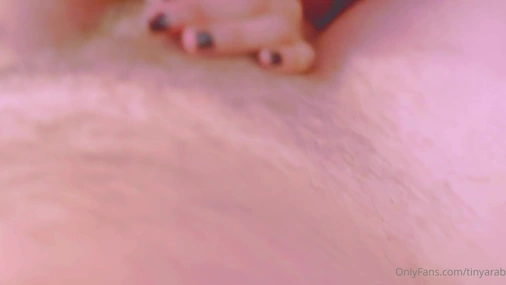 Tinyarab giving head
