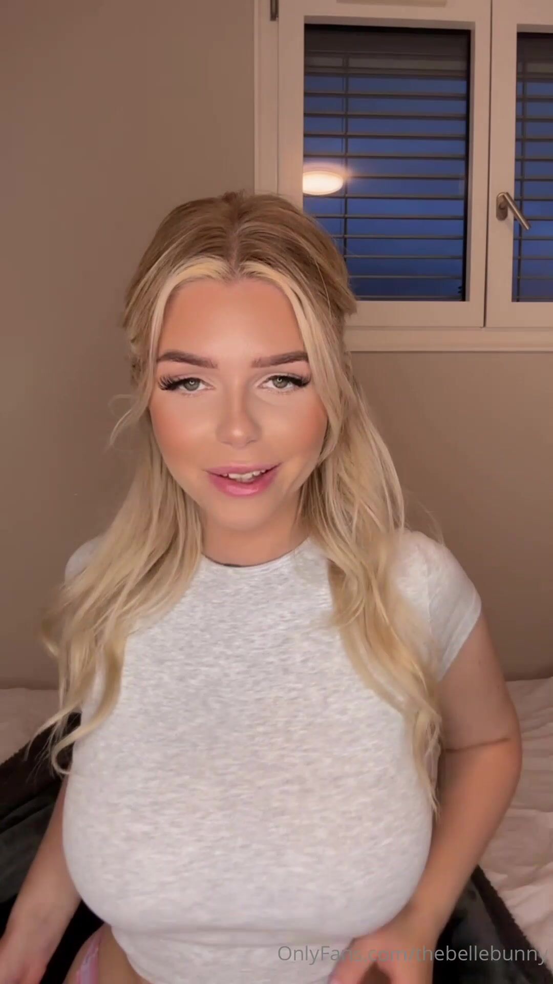 Norwegian dirty talking Belle close-up masturbation
