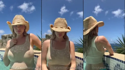 Daisy Keech Perfekte Titten im Pool necken