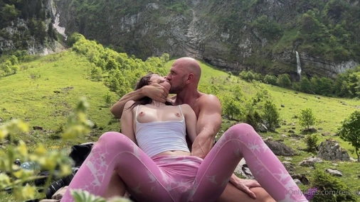 Reislin Hiking Ends Up with Huge Creampie From Johnny Sins