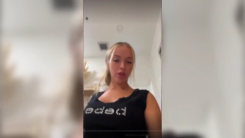 Julia Filippo Sexy Striptease in Hot Bra