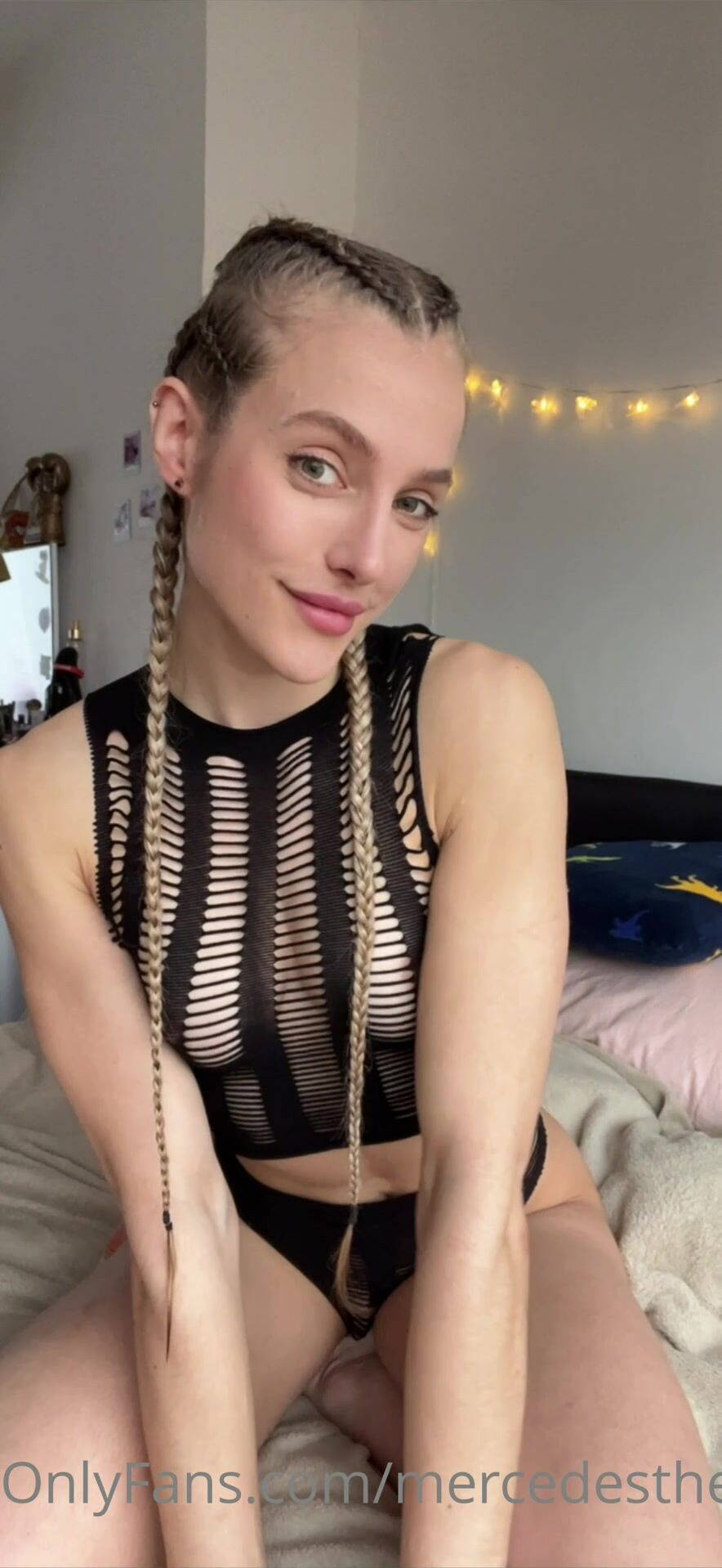 Mercedesthedancer Fucks Pussy With Sex Toy